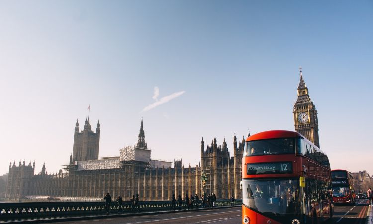 英国：发行数字货币，还是发行塑料钞，这是一个问题
