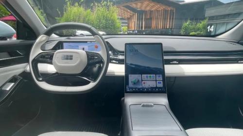 新一代 AI 上车，吉利先交卷了