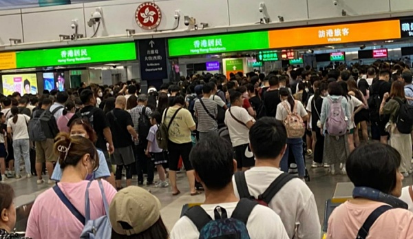 半年过去 香港抢走了六万人