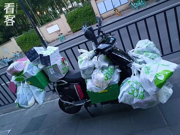 县城炒币青年：血亏欠贷13万  又回工地还债了