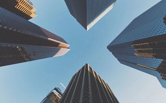 跨国加密企业选址的东方之争:新加坡与香港的税务与监管比较分析