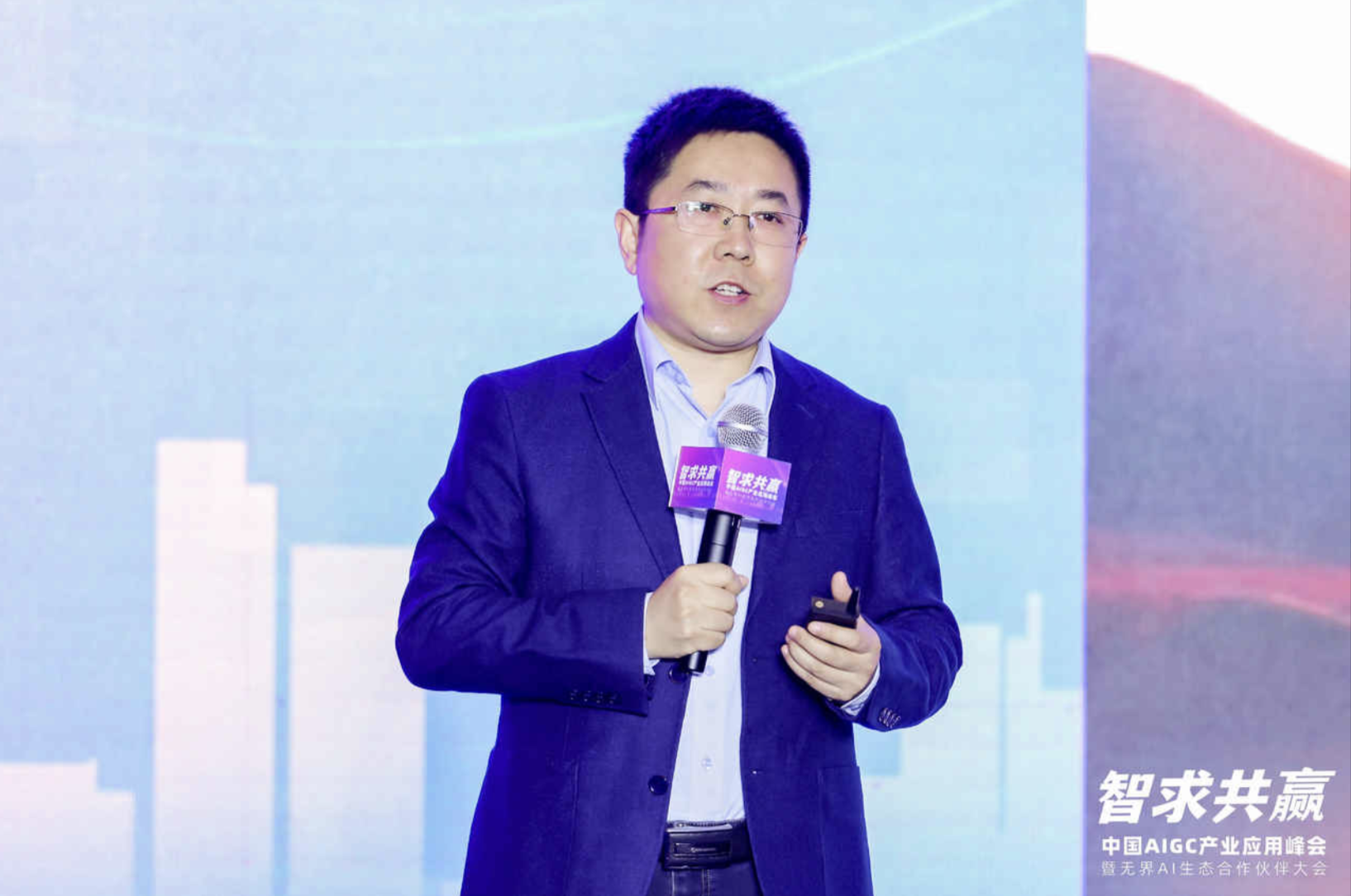 华为李伟:大模型推动 AI 从“作坊式”转向“工业化”丨中国 AIGC 产业应用峰会