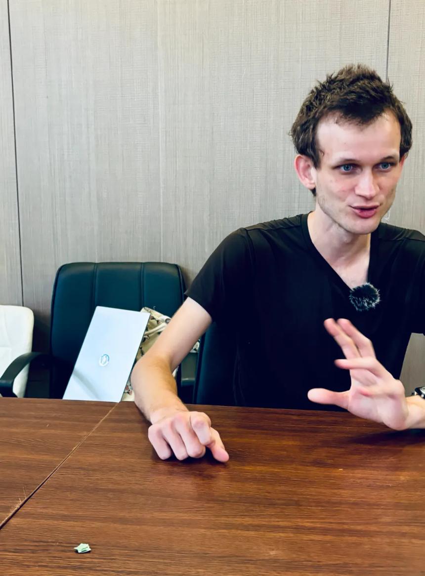对话以太坊 Vitalik:世界不该落入 AI 只手遮天的权力王国