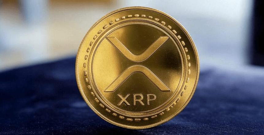 金色XRP加密货币硬币,带有蓝色背景上的标志