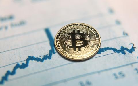 比特币价格突破10万美元但开放利息滞后,分析公司警告潜在回调风险