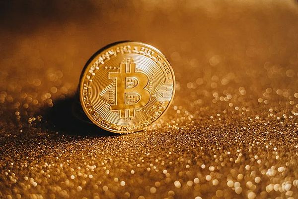 比特币再破历史新高 11.18万美元背后的狂欢与风险