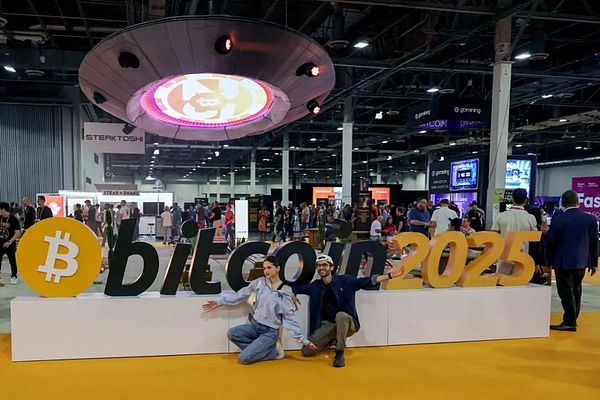 为何陷入困境的公司纷纷转向比特币？