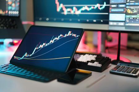 BTC重返11.2万美元,SOL创7个月新高,经济学家称滞胀担忧被夸大