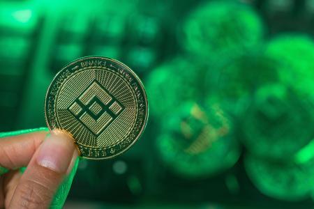 BNB价格飙升突破1000美元，市场活跃度与机构支持推动新高