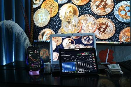 加密市场新动向：币安币、狗狗币和 XRP 引领趋势