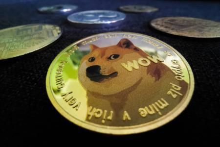 分析师预测狗狗币价格将迎来暴涨：技术形态与黄金交叉信号引发关注