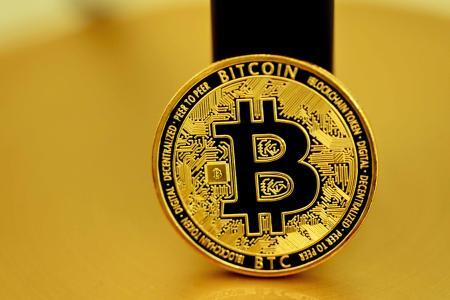 比特币突破12.5万美元：十月市场博弈与流动性驱动的牛市逻辑