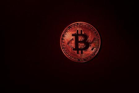 比特币周线RSI显示上涨潜力,但107,000美元支撑位成关键