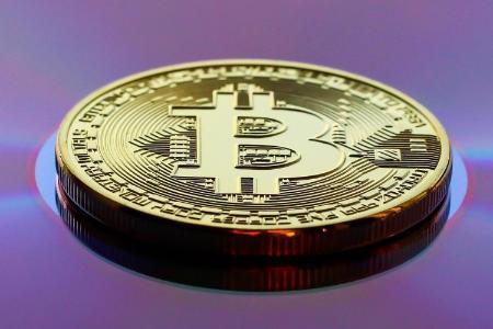 黄金市值蒸发数万亿美元，比特币展现韧性——市场转向的信号？