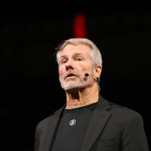 财报发布前夕：MicroStrategy面临市场悲观情绪与比特币波动挑战