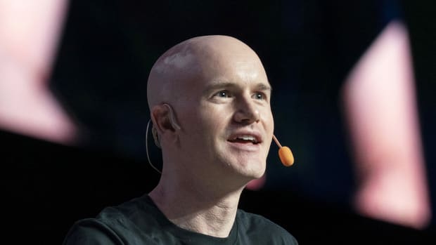 亿万富翁花了620万美元买了一根用胶带缠起来的香蕉。他接下来会买个黄金马桶吗？