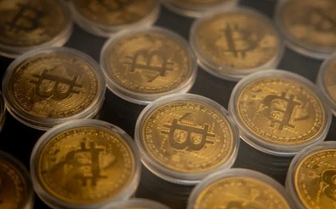 「黄金教父」与 CZ 的数字黄金之争：谁才是未来的信任基石？