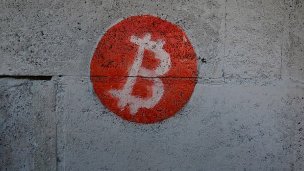 比特币价格暴跌至10万美元以下，亿万富翁纷纷抛售。