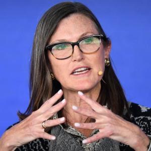 凯茜·伍德下调比特币价格预测至120万美元，但仍看好其长期前景