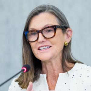 凯茜·伍德增持华尔街资深人士旗下加密货币股票