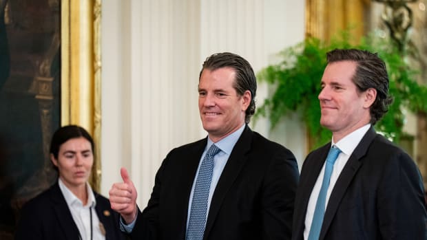 温克莱沃斯兄弟支持的股票在经历了550%的疯狂上涨后多次停牌。