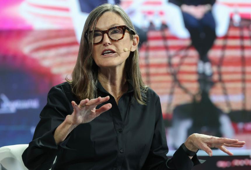 凯茜·伍德买入价值3000万美元的下跌加密货币股票