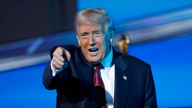 比特币暴跌，知名加密货币公司倒闭。