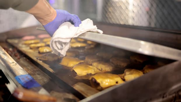  尽管比特币暴跌，这家拥有91年历史的汉堡连锁店的销售额却创下新高。 