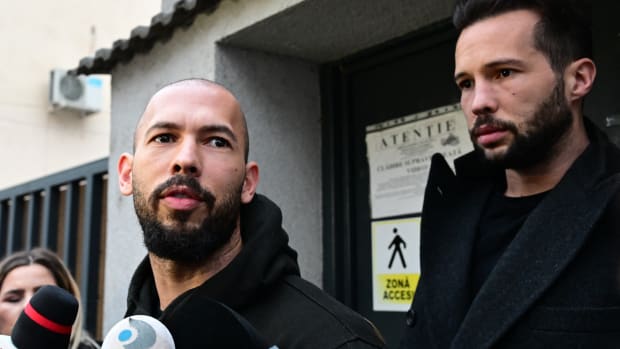  比特币崩盘导致安德鲁·泰特的所有资金化为乌有，他的账户余额瞬间清空。 