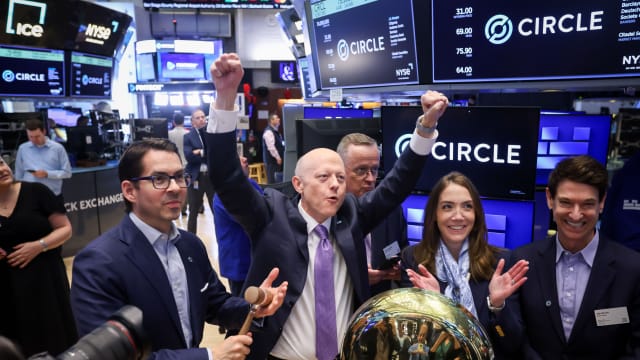 Circle IPO 首秀表现亮眼，引发华尔街 ETF 热潮。