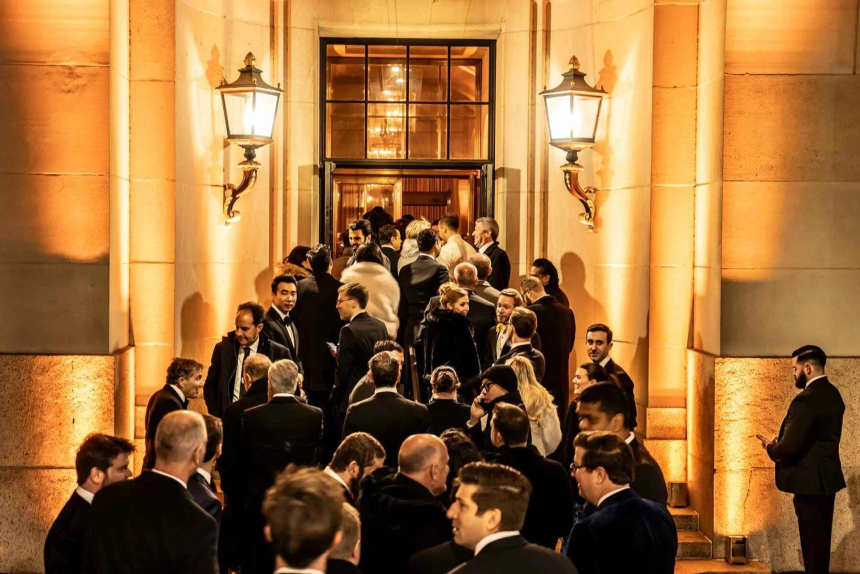 「合法」的收割?特朗普夫妇Meme币狂欢背后的利益链与丑闻