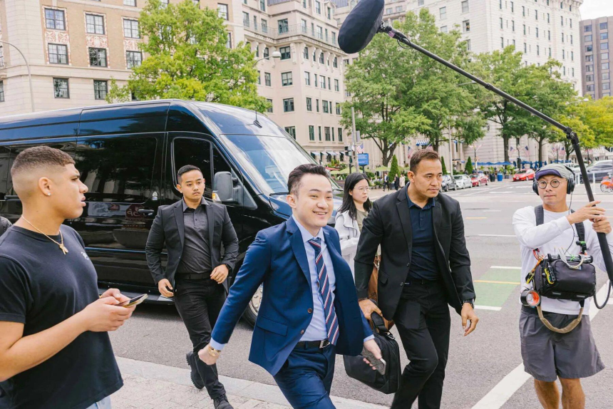 「合法」的收割?特朗普夫妇Meme币狂欢背后的利益链与丑闻