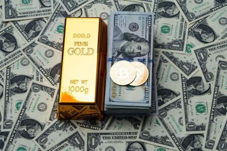 黄金价格飙升至4500美元大关，比特币面临新挑战与机遇