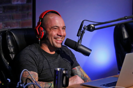 播客之王Joe Rogan：年入2.5亿，三小时对话如何影响美国大选与媒体生态