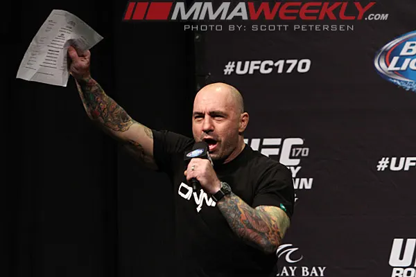 播客之王Joe Rogan：年入2.5亿，三小时对话如何影响美国大选与媒体生态