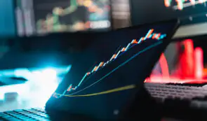 全球储备结构巨变：各国央行为何加速弃用美元转投黄金？