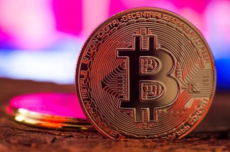 比特币价格逼近92,550美元，巨鲸抛售22,918枚引发市场恐慌