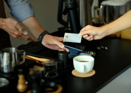 加密货币支付卡：日交易量一年内飙升2100%，市场迎来爆发式增长