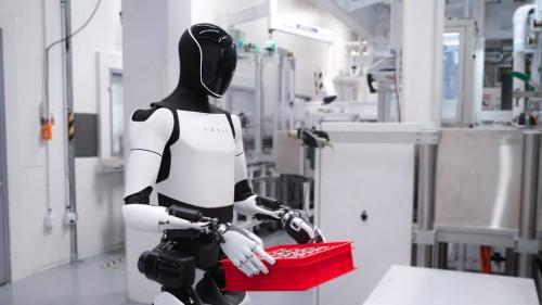 马斯克宣布特斯拉计划明年公开发售Optimus机器人，AI或在今年底超越人类智能