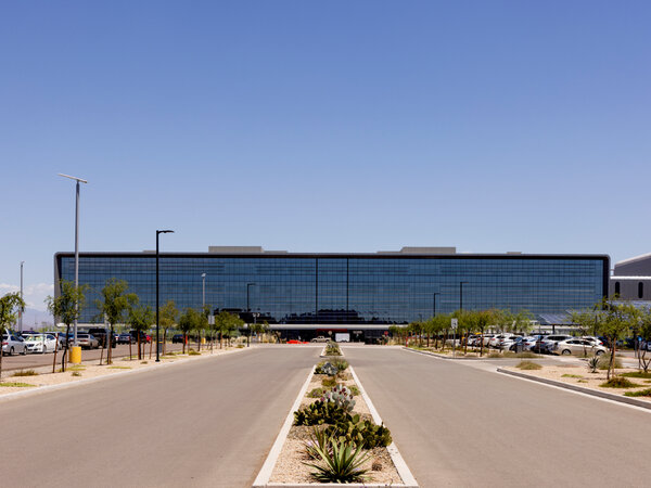  深度解析：阿联酋与特朗普团队的两笔巨额交易背后的权钱交织 