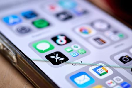 法国立法禁止15岁以下青少年使用社交媒体