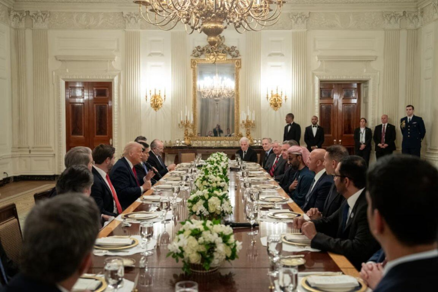 阿联酋王室斥资5亿美元入股特朗普家族加密企业，换取美国顶级AI芯片资源