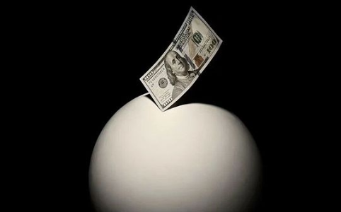 美元霸权渐退：投资者如何调整资产配置？