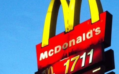 AI浪潮下，麦当劳为何成为资本避风港？