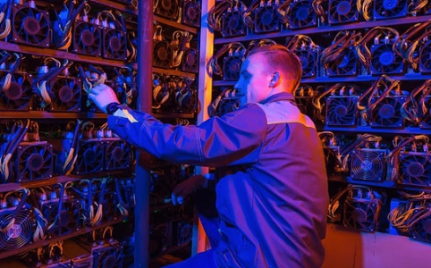 比特币矿企生死转型：抛售BTC输血AI 算力保卫战何去何从