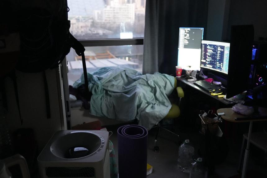 月赚A7的00后，被困在三块屏幕里