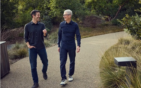 苹果CEO交接：库克卸任，Ternus接棒，能否再创辉煌？