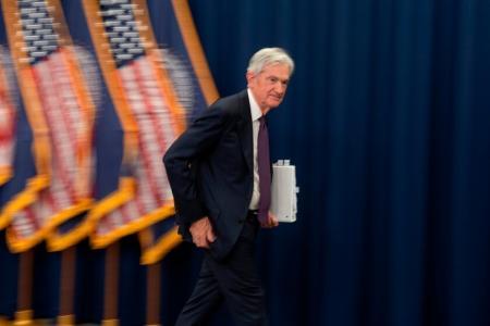 鲍威尔留任理事，特朗普降息计划遇阻