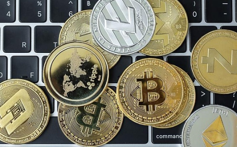 白宫官推迷惑行为与币安TradFi永续资金费率争议引发热议