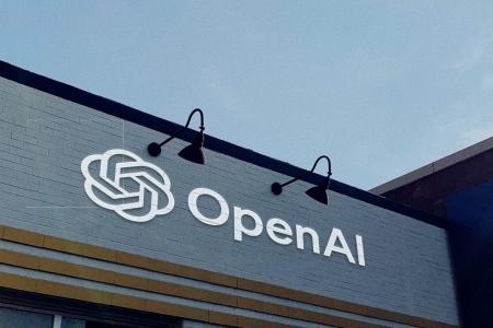 OpenAI深陷至暗时刻：苹果诉讼、甲骨文降级与AI价格战三重夹击